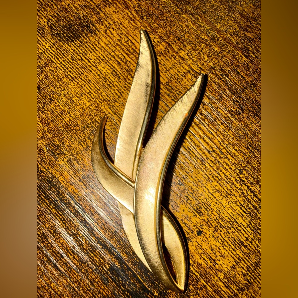🤑Vintage Crown Trifari Gold Tone Leaf Brooch Signed 4”